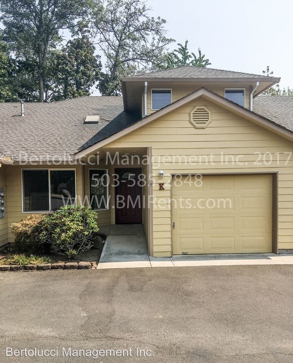 1201 S Water St in Silverton, OR - Foto de edificio