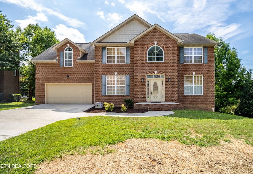 8334 Bay Gardens Ln in Knoxville, TN - Foto de edificio