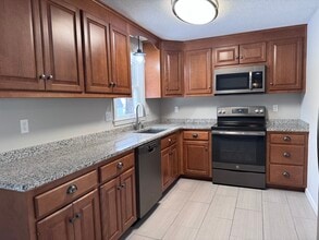 435 Elmwood Dr in Windsor Locks, CT - Building Photo - Building Photo