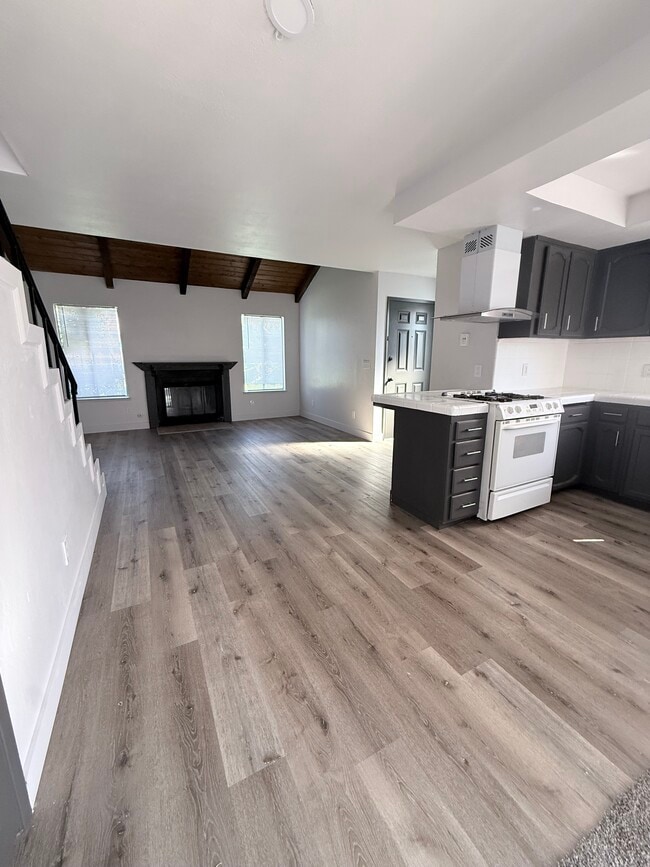 1128 S Edison St in Visalia, CA - Foto de edificio - Building Photo