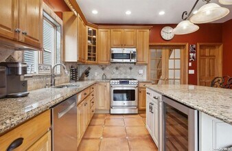 210 Beebe Rd in Mineola, NY - Building Photo - Building Photo