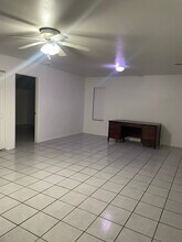 8321 W Edwards St, Unit A in Peoria, AZ - Foto de edificio - Building Photo