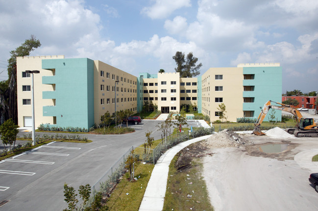 Royal Palm Apartments in Opa Locka, FL - Building Photo - Building Photo