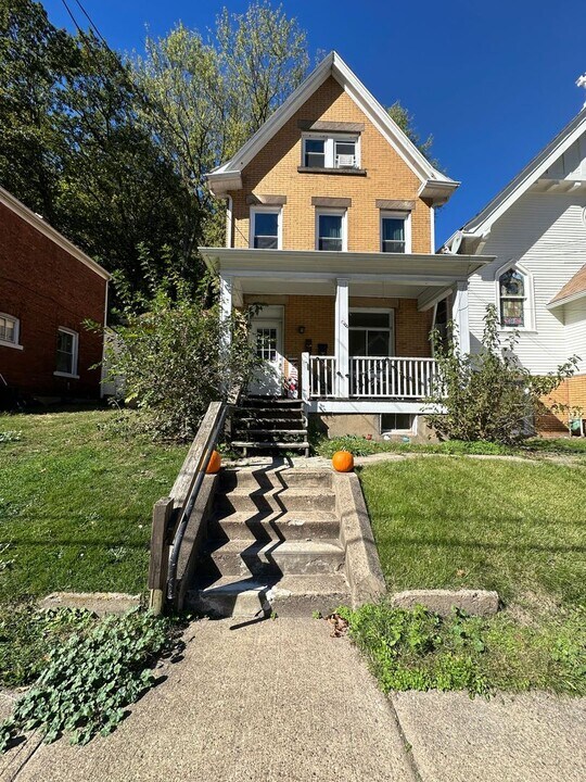 526 Westinghouse Ave in Wilmerding, PA - Building Photo