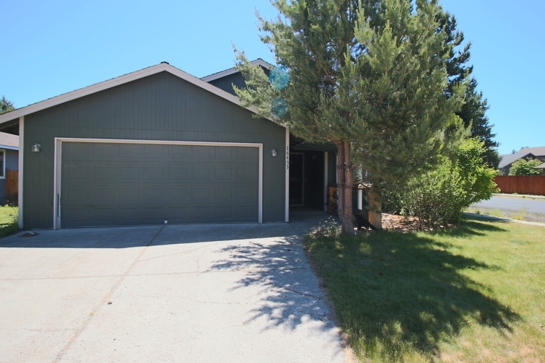 16453 Heath Dr in La Pine, OR - Building Photo