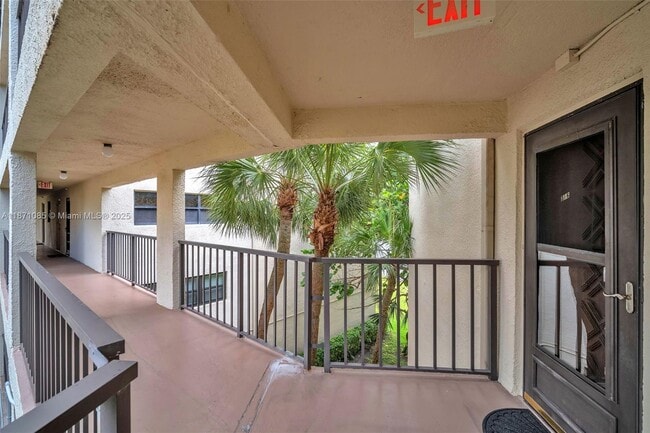 2311 S Cypress Bend Dr in Pompano Beach, FL - Building Photo - Building Photo