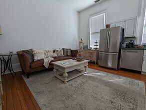 215 W Gwinnett St, Unit Apt. 4 in Savannah, GA - Building Photo - Building Photo