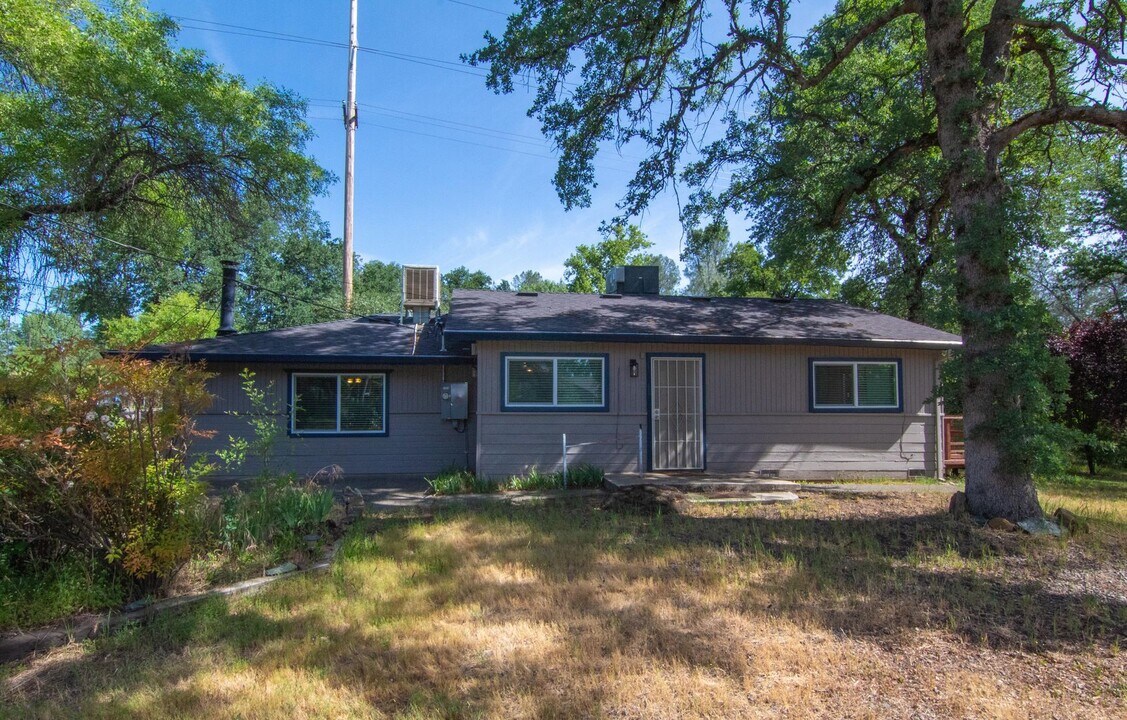 18623 Oasis Rd in Redding, CA - Building Photo