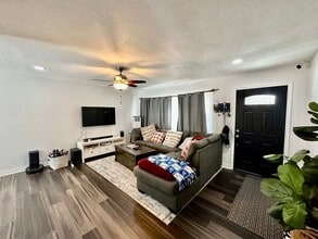 2843 Emerald Dr in Oceanside, CA - Foto de edificio - Building Photo