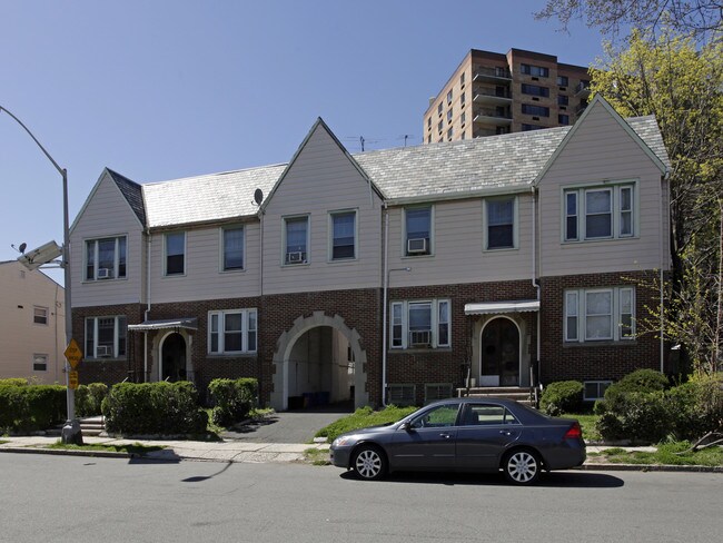 335 N Oraton Pky in East Orange, NJ - Foto de edificio - Building Photo