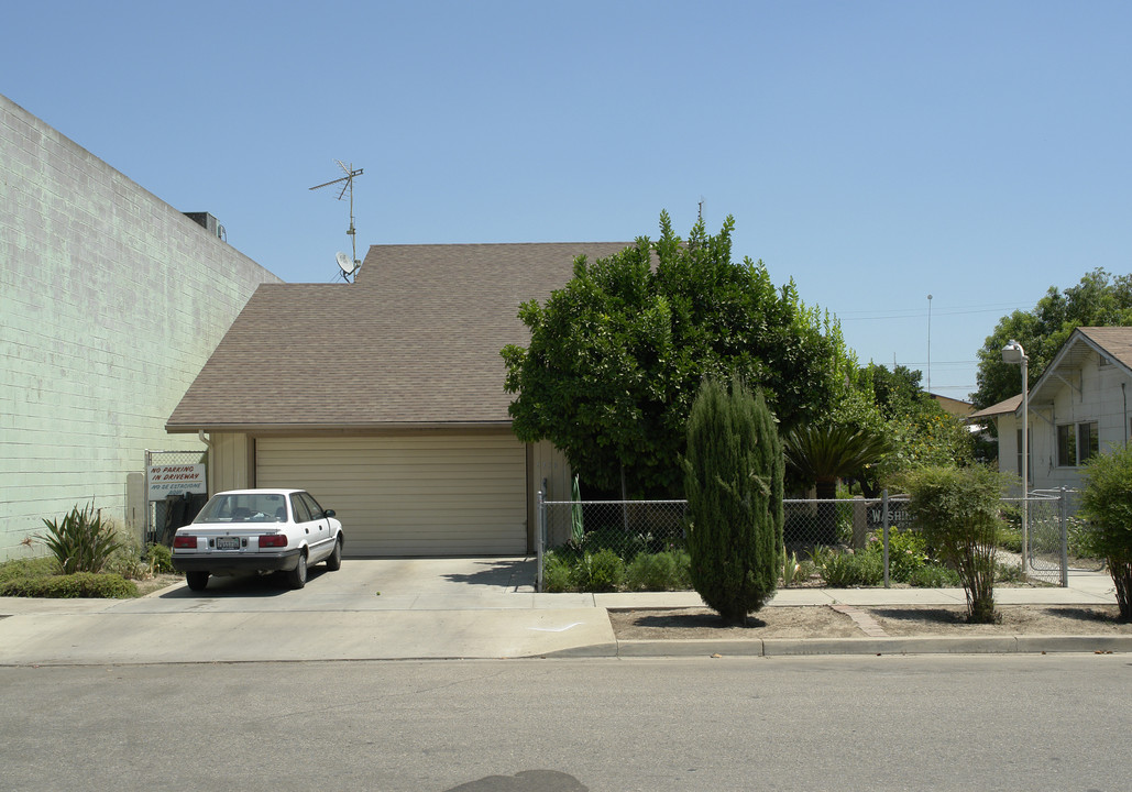 1328 J St in Reedley, CA - Building Photo