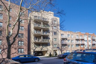 141-29 Pershing Cres in Jamaica, NY - Foto de edificio - Building Photo