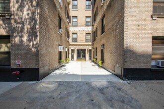 145 W 71st St in New York, NY - Building Photo - Building Photo