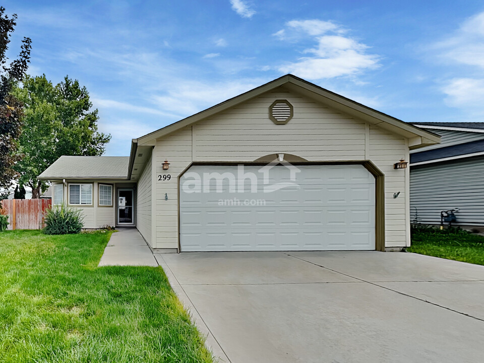 299 W White Way in Kuna, ID - Building Photo