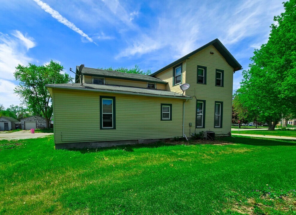 310 W Main St in Aledo, IL - Foto de edificio