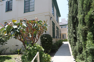 127-129 1/2 N Clark Dr in Beverly Hills, CA - Building Photo - Building Photo