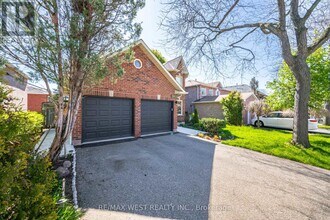 2932 Redbud Ave in Oakville, ON - Building Photo - Building Photo