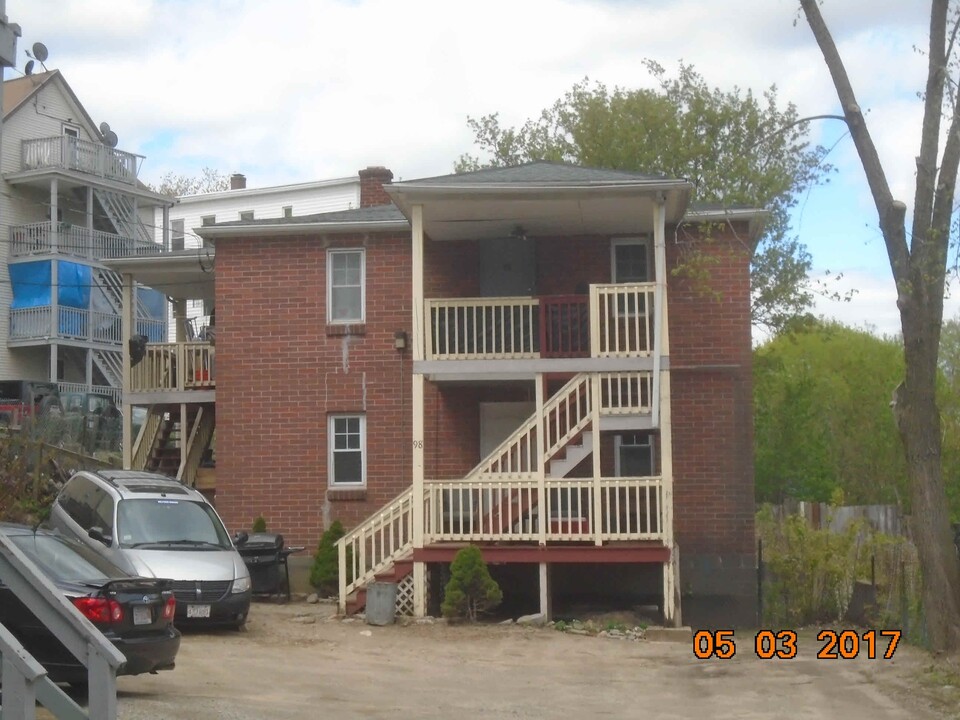 98 Cross St in Southbridge, MA - Building Photo