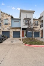 8922 Menchaca Rd in Austin, TX - Foto de edificio - Building Photo