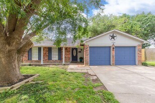 5704 Leggett Ln in Pearland, TX - Building Photo