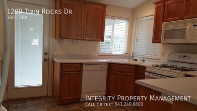 1209 Twin Rocks Dr in Central Point, OR - Building Photo - Building Photo