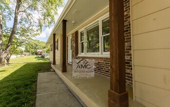 1008 S Oak Ridge Dr in Aurora, MO - Building Photo - Building Photo
