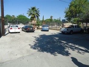 7933 Brimfield Ave in Panorama City, CA - Foto de edificio - Building Photo