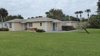 2700 NE Indian River Dr in Jensen Beach, FL - Building Photo