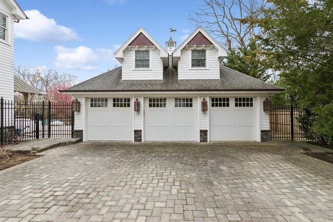 15 Carter Rd in Hampton Bays, NY - Building Photo - Building Photo