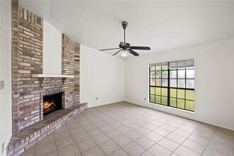 8019 Summer Pl Dr in Humble, TX - Foto de edificio - Building Photo