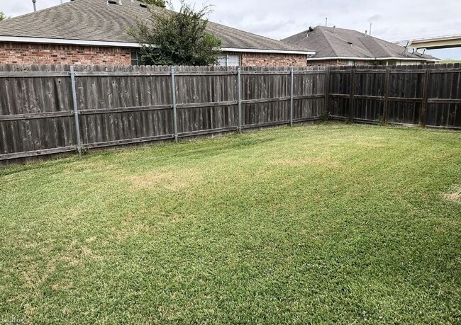 1802 Sara Dr in College Station, TX - Foto de edificio - Building Photo