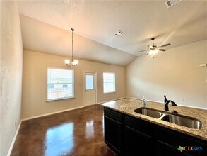 334 Emma Dr in New Braunfels, TX - Foto de edificio - Building Photo