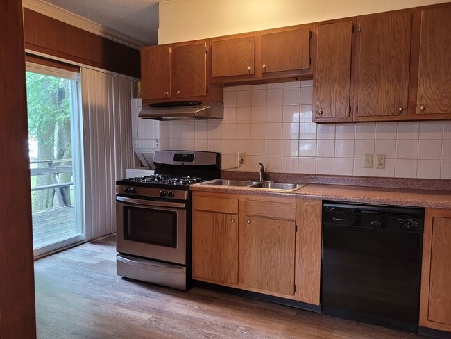 7911 University Ave in Cedar Falls, IA - Foto de edificio - Building Photo