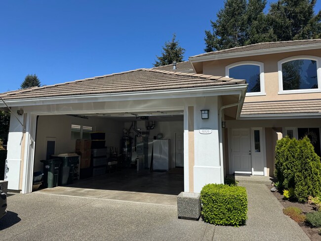 property at 6806 Fairway Ln SE