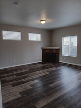 652 Jasmine Cir in Independence, OR - Building Photo - Building Photo