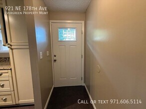921 NE 178th Ave in Portland, OR - Building Photo - Building Photo