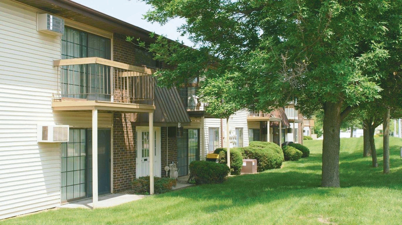 Woodcrest Apartments in Hiawatha, IA - Building Photo