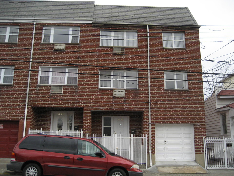 5705 Van Doren St in Flushing, NY - Foto de edificio