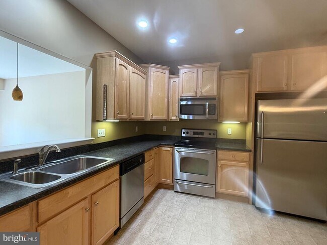 2082 Deer Run Dr in Hummelstown, PA - Building Photo - Building Photo