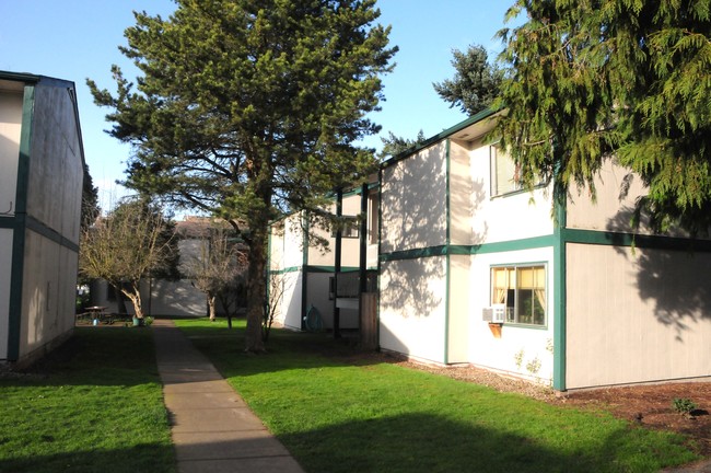 Fischer Court Apartments in Salem, OR - Building Photo - Building Photo