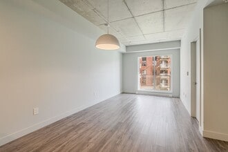 208 Crevier St in St. Laurent, QC - Building Photo - Building Photo