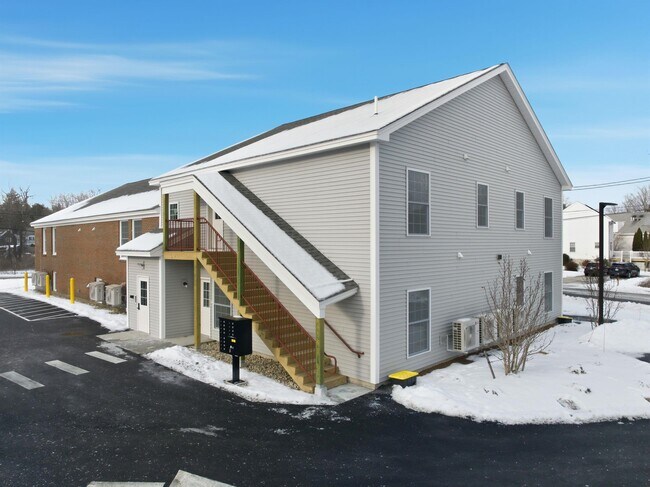 15 Mountain Rd in Goffstown, NH - Foto de edificio - Building Photo