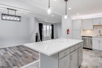 111 Patriots Rd in Morris Plains, NJ - Building Photo - Building Photo