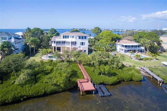 1661 Seabreeze Dr in Tarpon Springs, FL - Foto de edificio - Building Photo