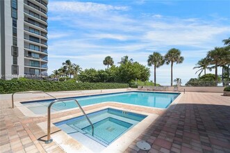 8855 Collins Ave, Unit 2D in Surfside, FL - Building Photo - Building Photo