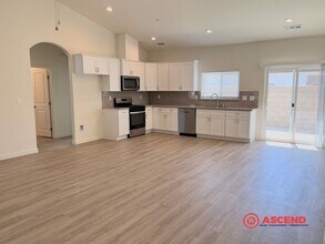 8409 Frankie Lou St in Bakersfield, CA - Building Photo - Building Photo