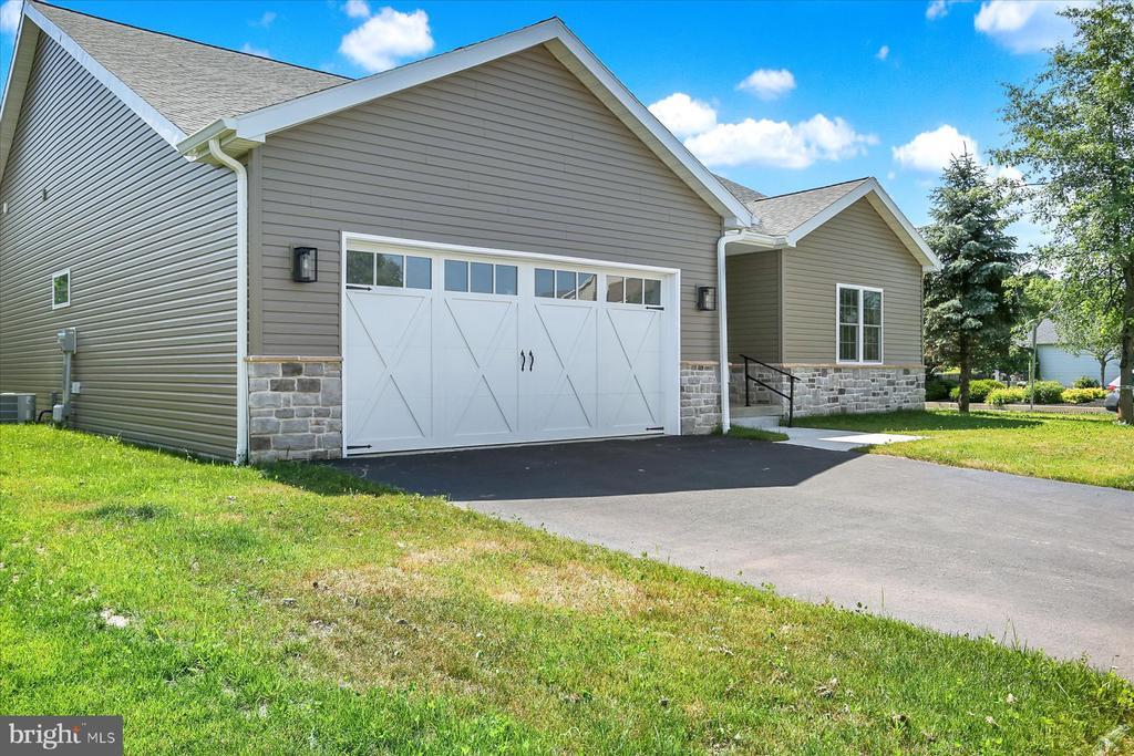 51 Franklin Dr in Mechanicsburg, PA - Building Photo