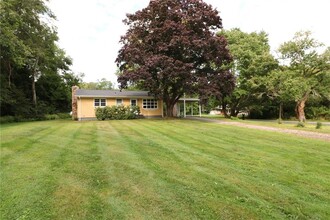 5 Benefit Rd in South Kingstown, RI - Foto de edificio - Building Photo