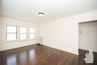 5744 N Winthrop Ave, Unit 36-013 in Chicago, IL - Building Photo - Building Photo