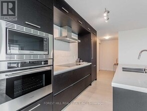 2221 Yonge St in Toronto, ON - Building Photo - Building Photo